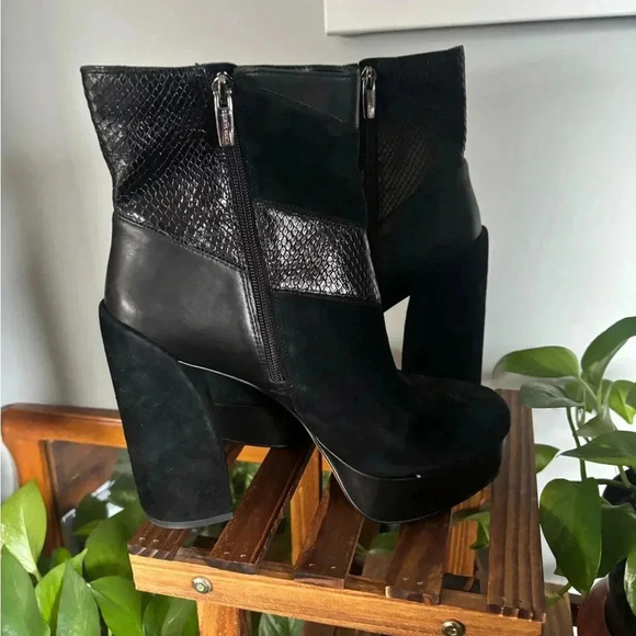 Vine Camuto Gilisama Black Ankle Bootie - Picture 4 of 10